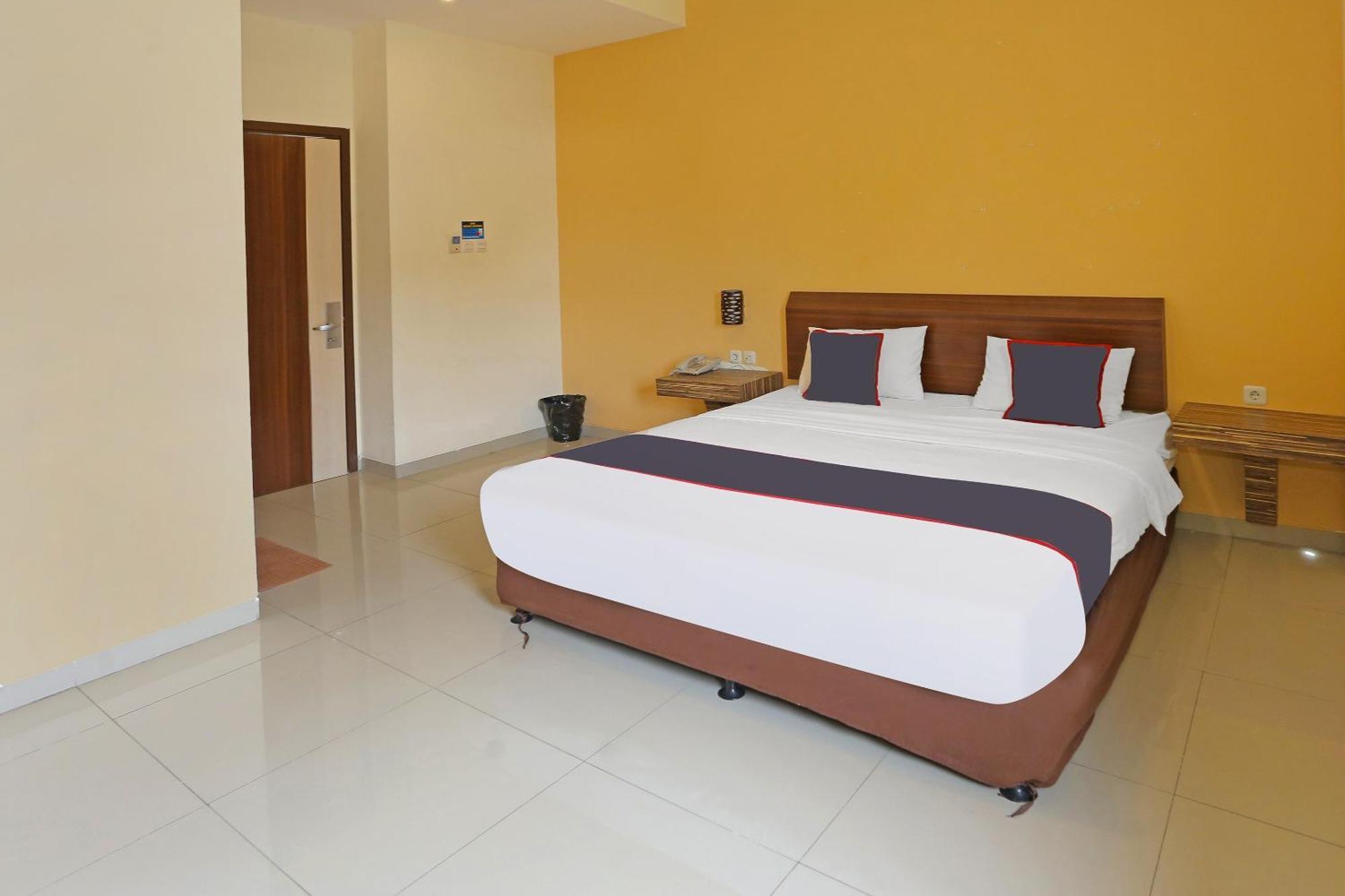 Sans Hotel Fiducia Kaji Giacarta Esterno foto