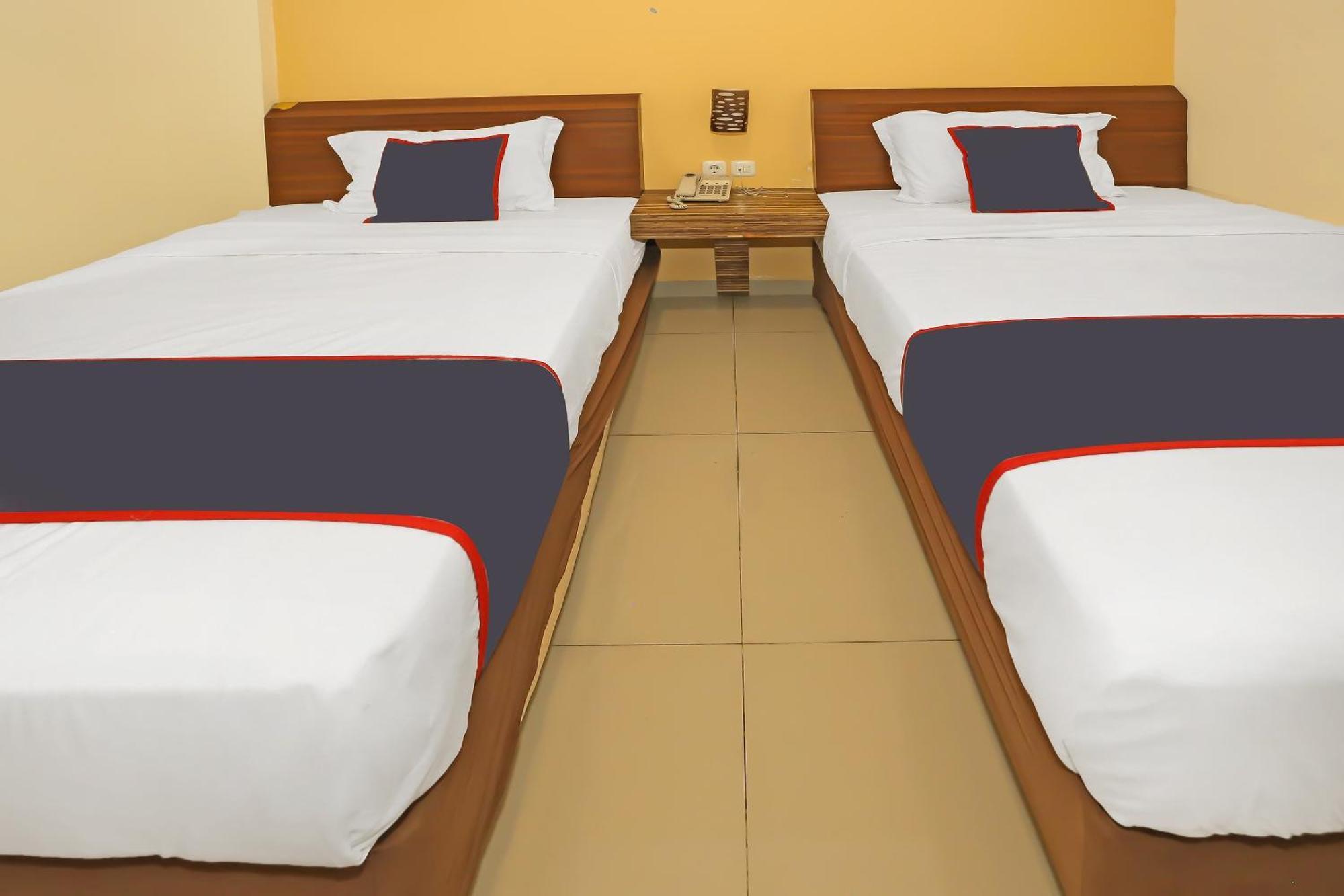 Sans Hotel Fiducia Kaji Giacarta Esterno foto