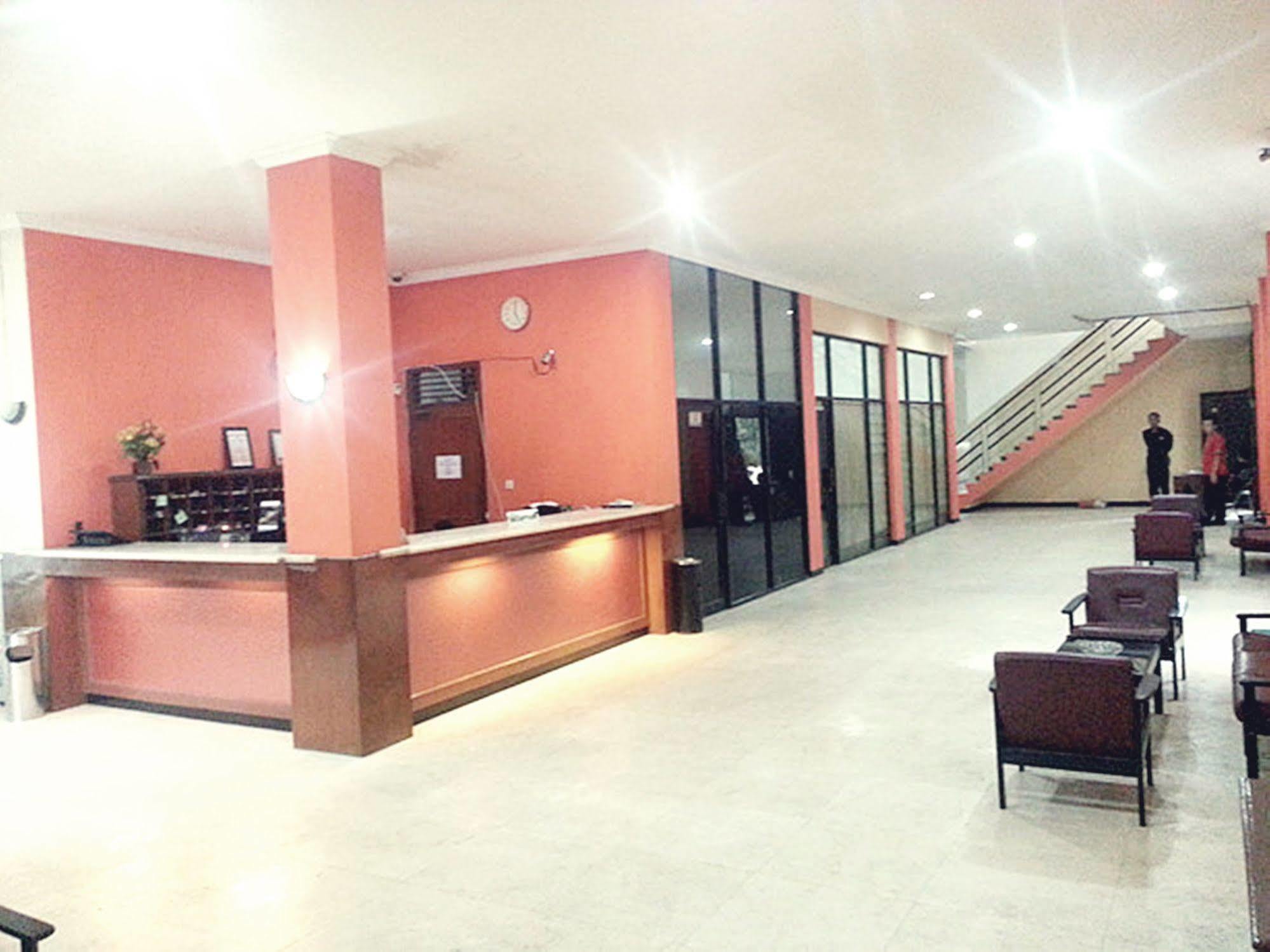 Sans Hotel Fiducia Kaji Giacarta Esterno foto